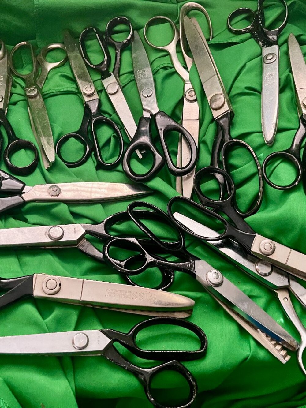 Lot Of 18 Vintage Professional Fabric Pinking Shears Wiss CB9, CC7,  Canary, etc